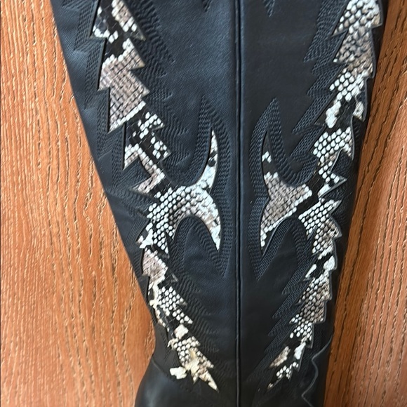 Gianni Bini Katyanna snake & black boots - Picture 7 of 14